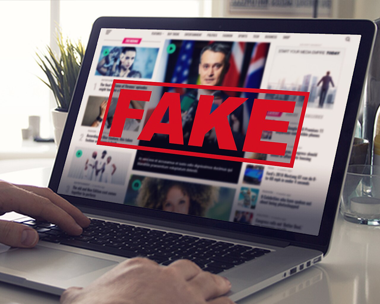 Pantalla de ordenador mostrando noticias falsas