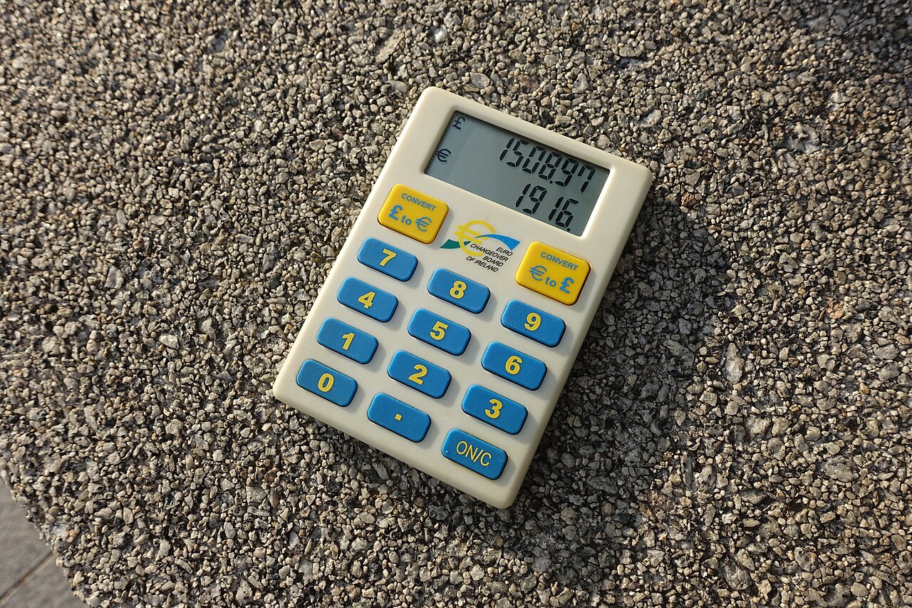 Calculadora con billetes y monedas de euro