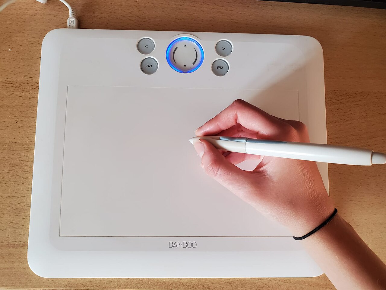 Mano dibujando en una tableta gráfica