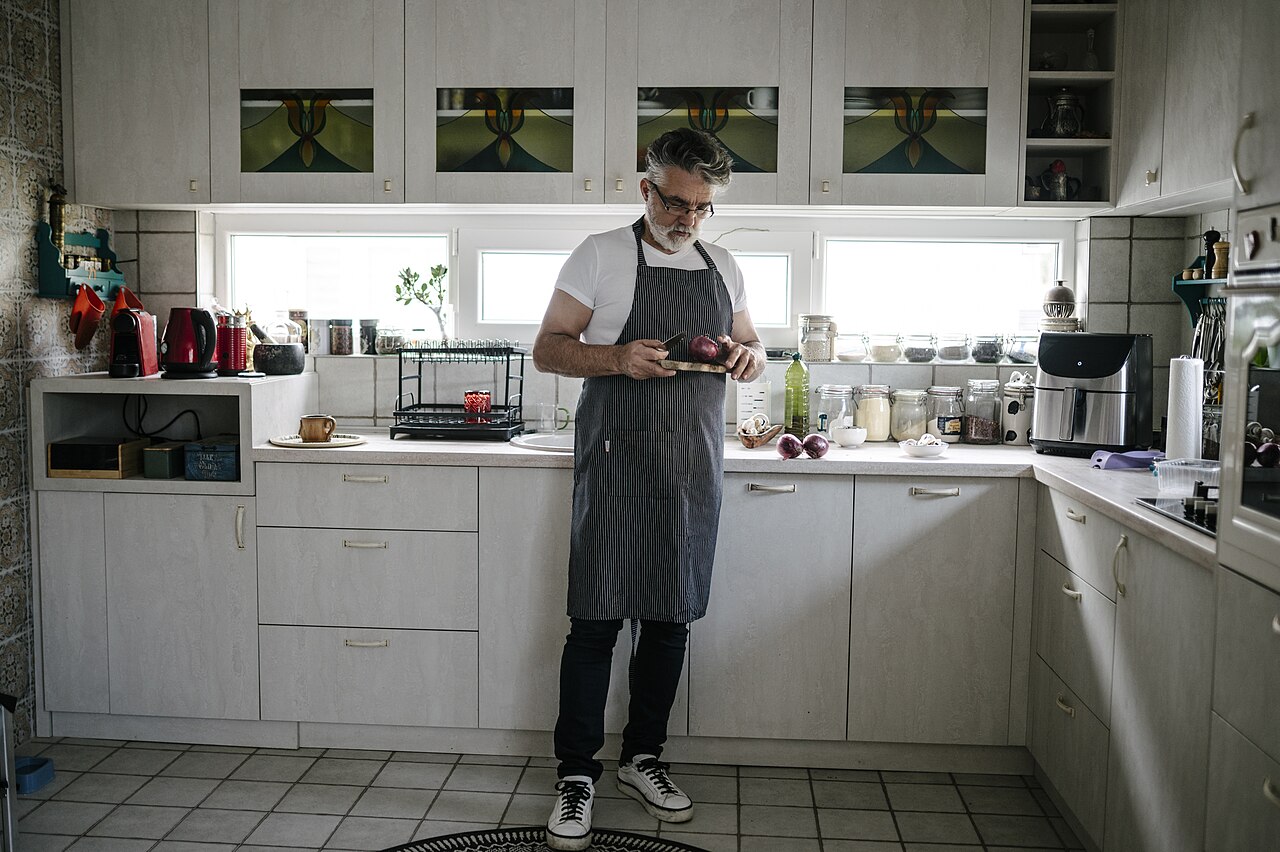 Hombre preparando verduras en la cocina