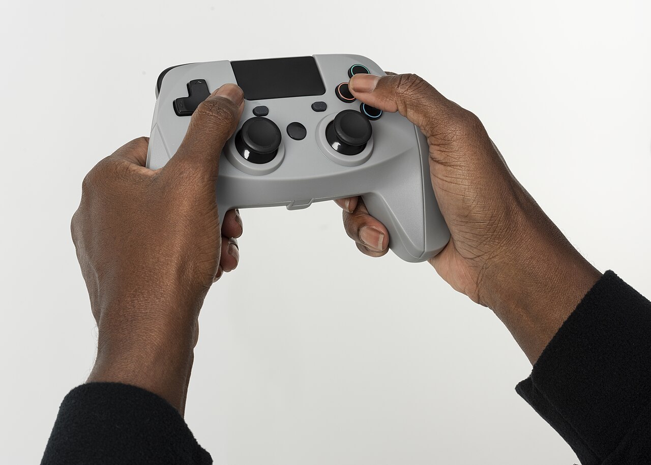 Manos sujetando un mando de videojuegos