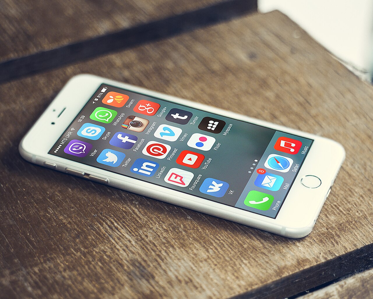 Iconos de redes sociales en la pantalla de un móvil