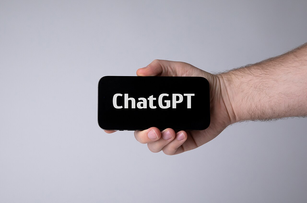 Mano sujetando un móvil con ChatGPT abierto
