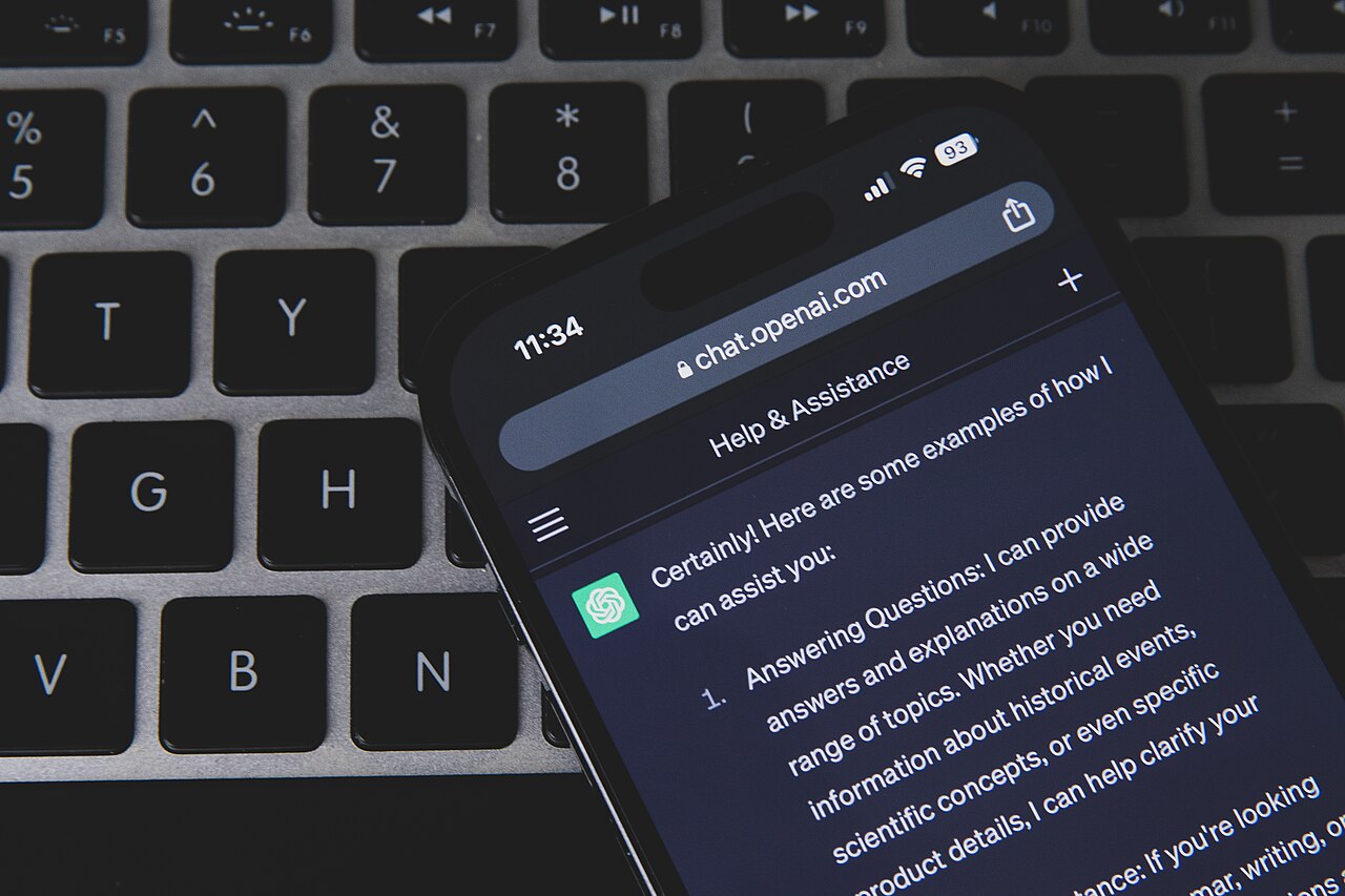 Móvil con ChatGPT sobre un teclado