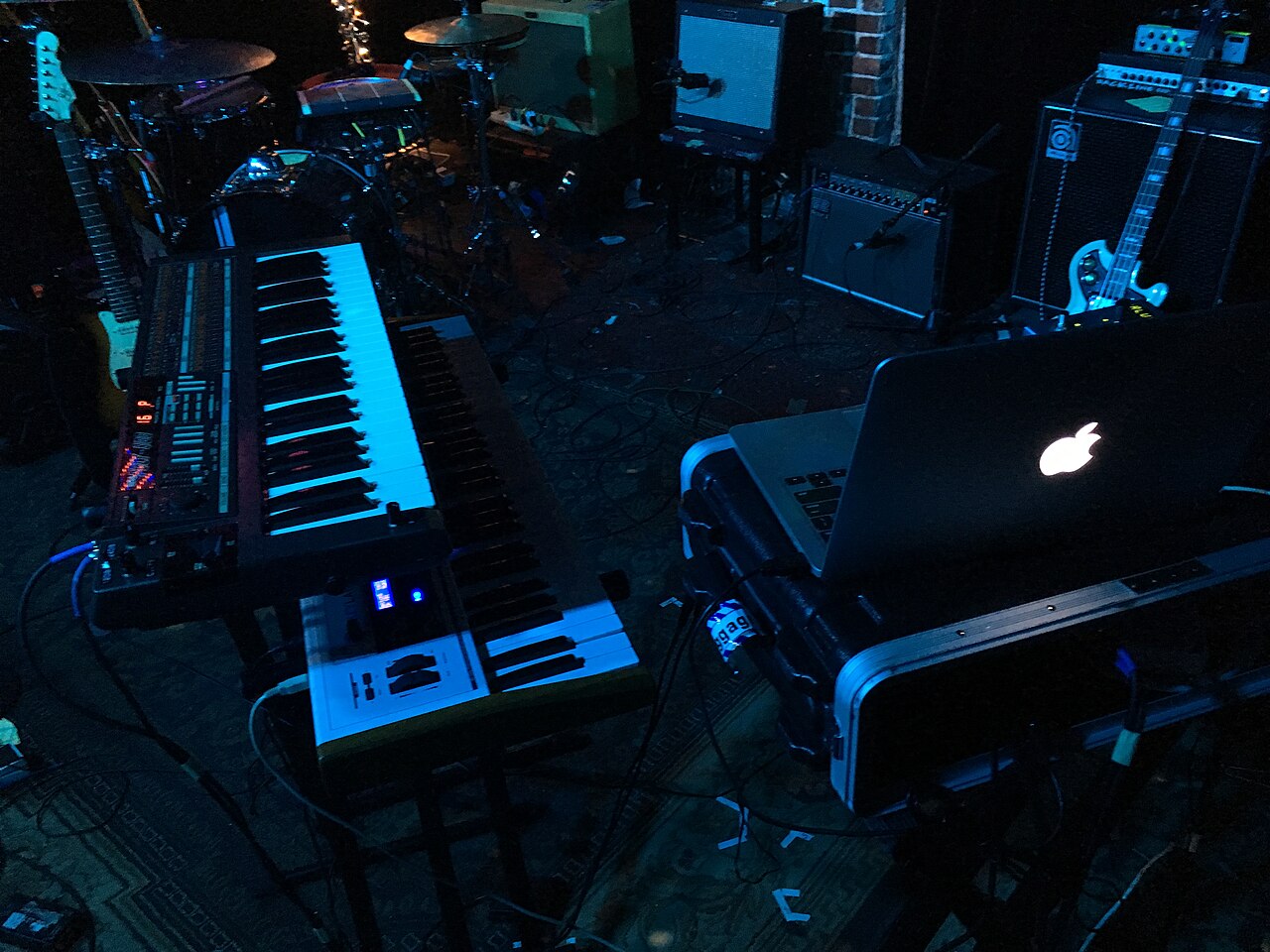 Teclados musicales y ordenador en un estudio de producción